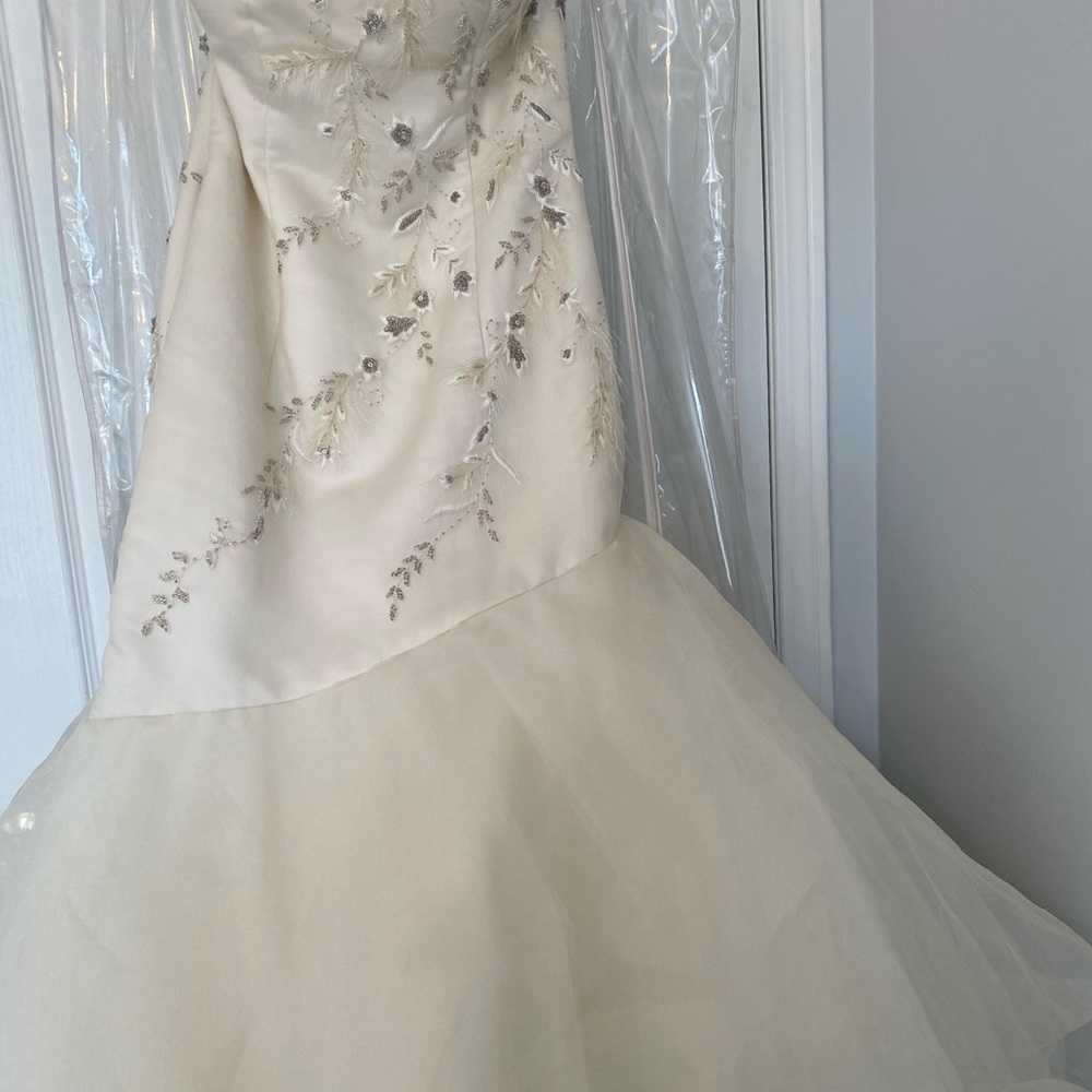Elegant Ivory Wedding Dress with Delicate Embroidery
